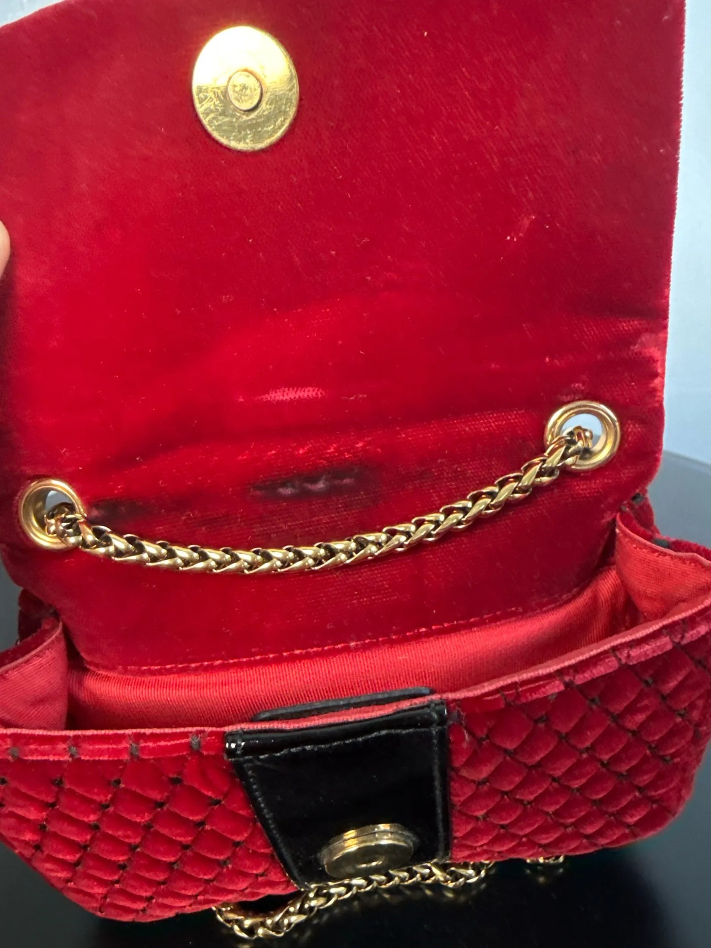 Christian Louboutin-axelremsväska