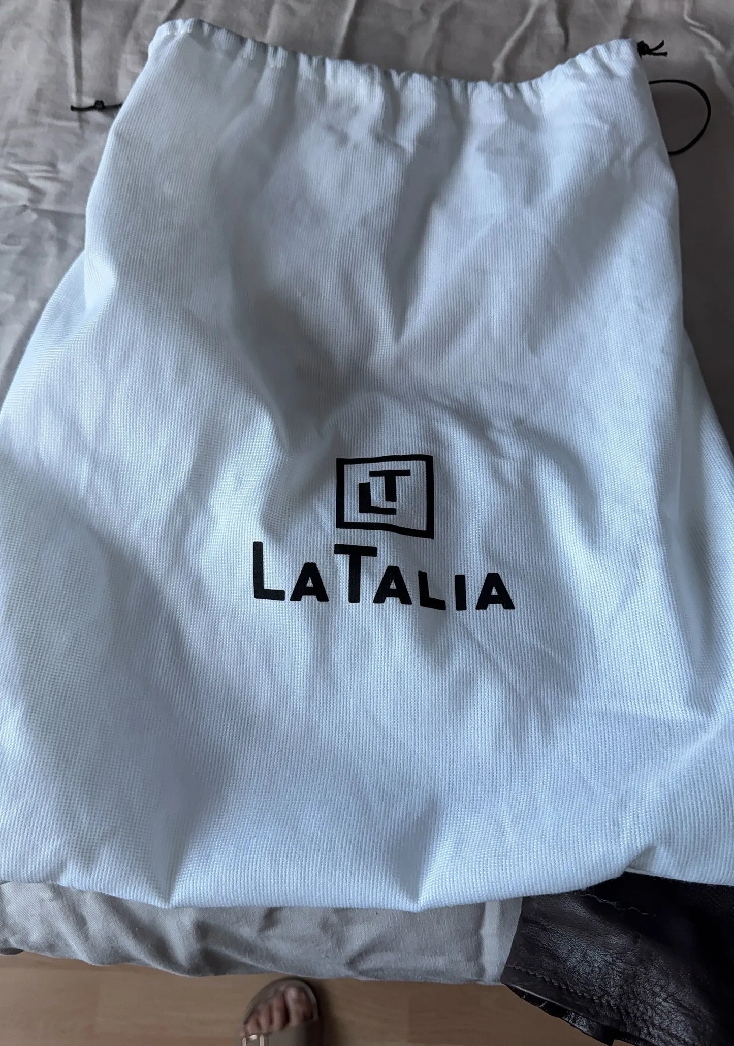 La Talia-axelremsväska NWT