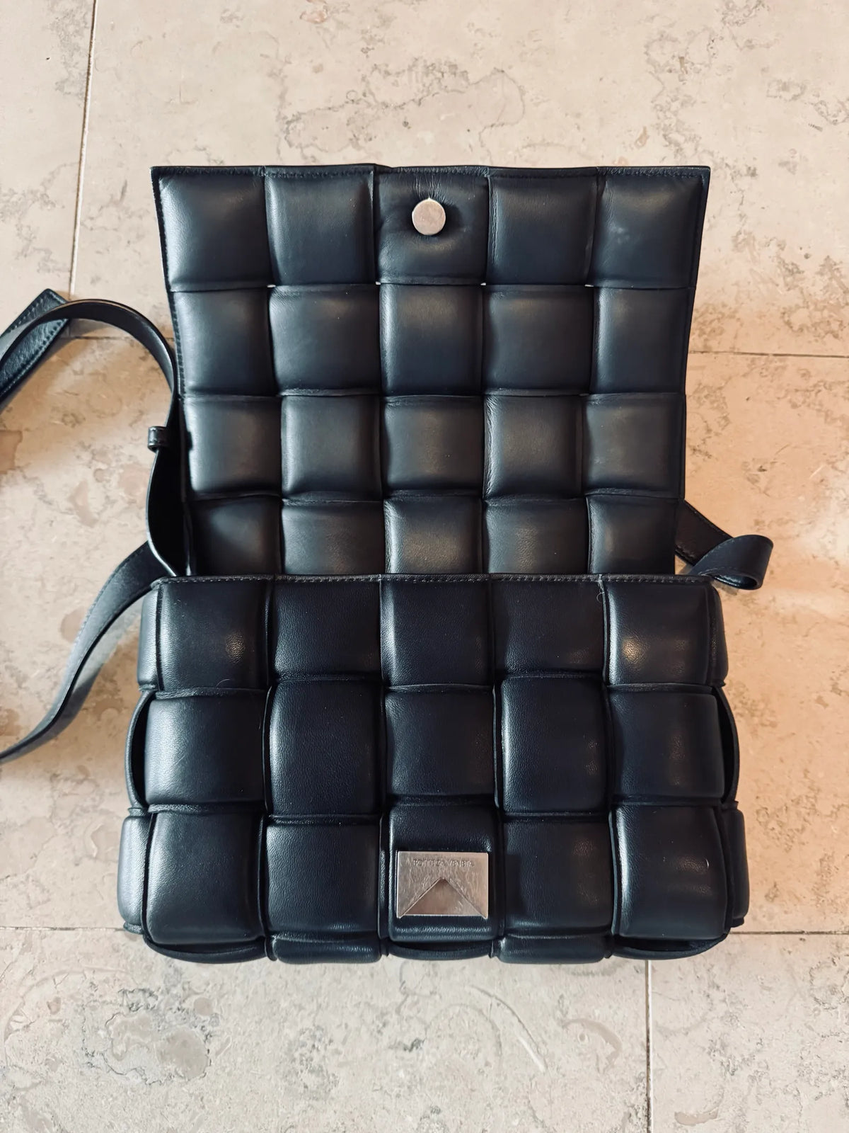 Bottega Veneta Casette Puffy Pouch-skinnhandväska