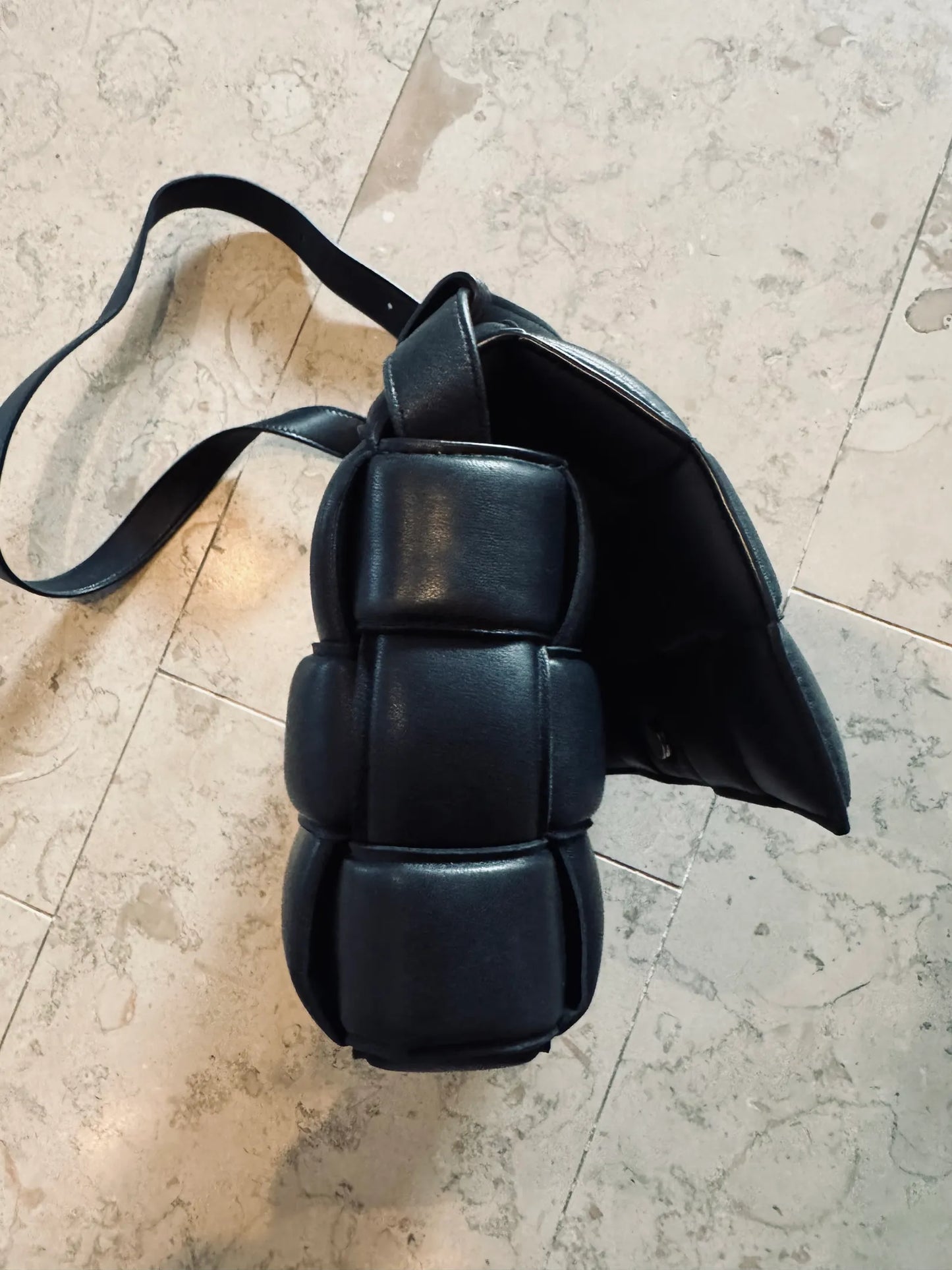 Bottega Veneta Casette Puffy Pouch-skinnhandväska