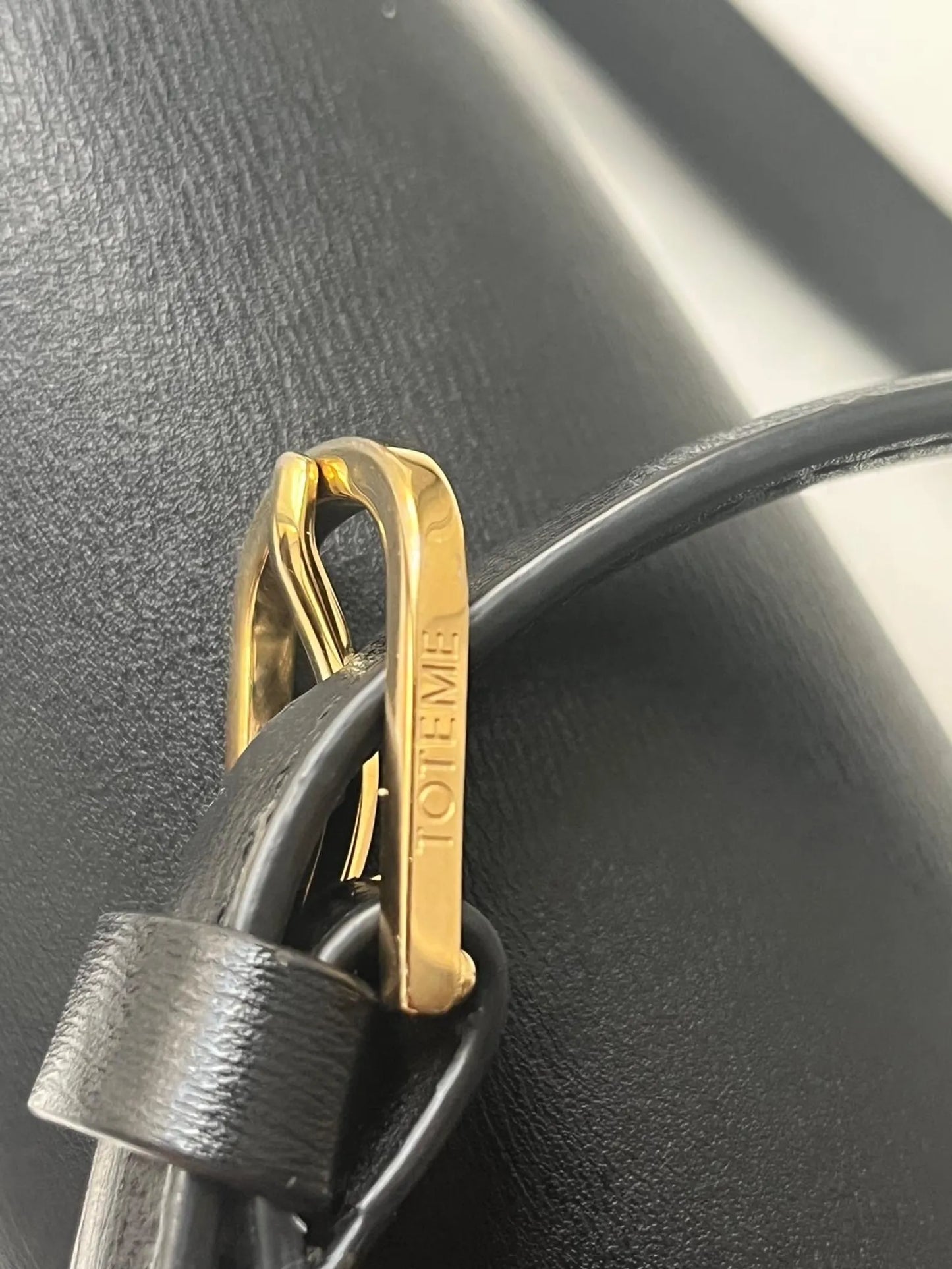 Toteme T-lock Leather-skinnkuvertväska