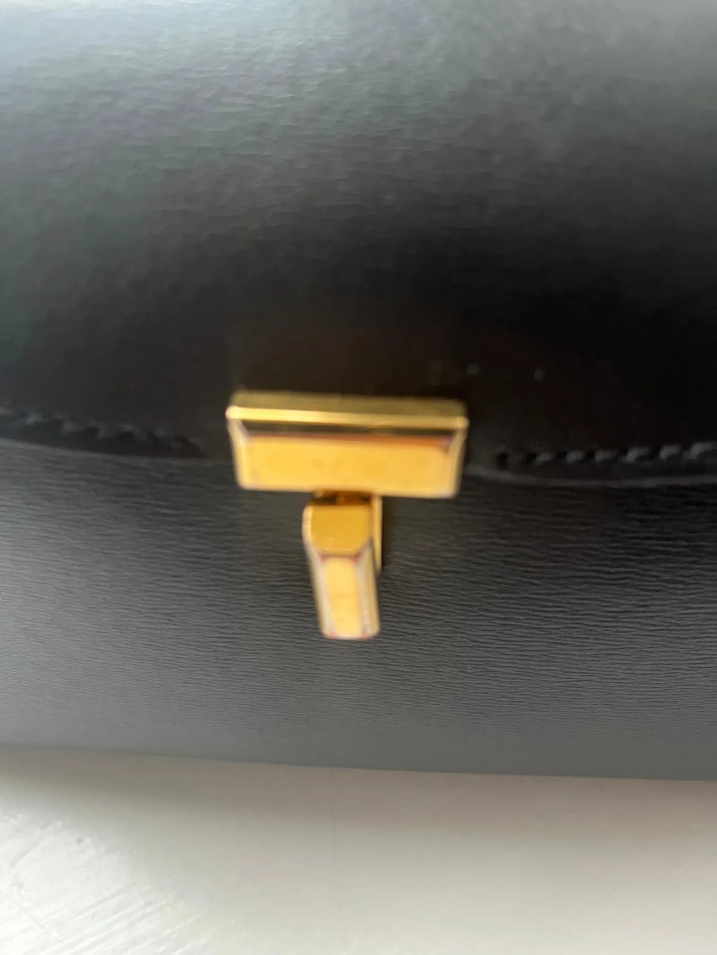 Toteme T-lock Leather-skinnkuvertväska