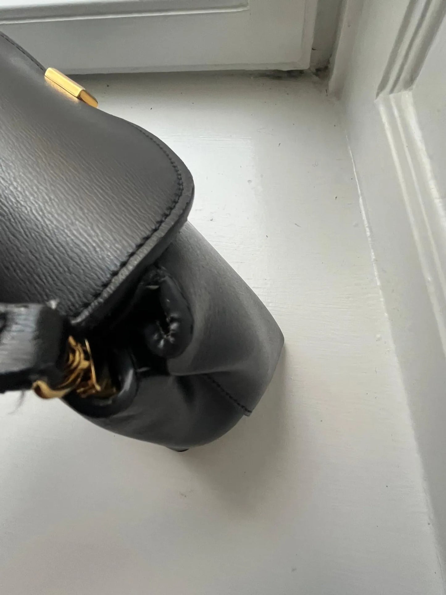 Toteme T-lock Leather-skinnkuvertväska