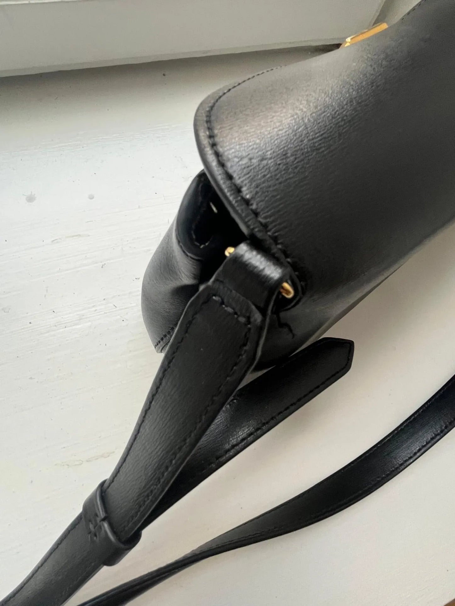 Toteme T-lock Leather-skinnkuvertväska