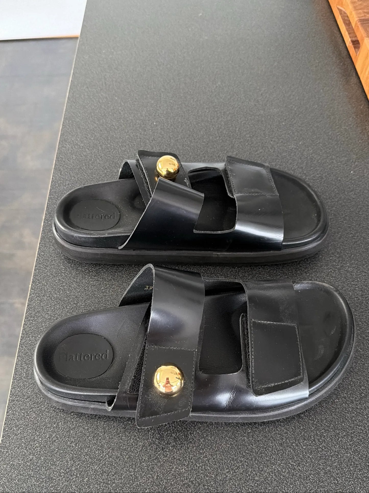 Flattered Red Leather Black-skinnsandaler