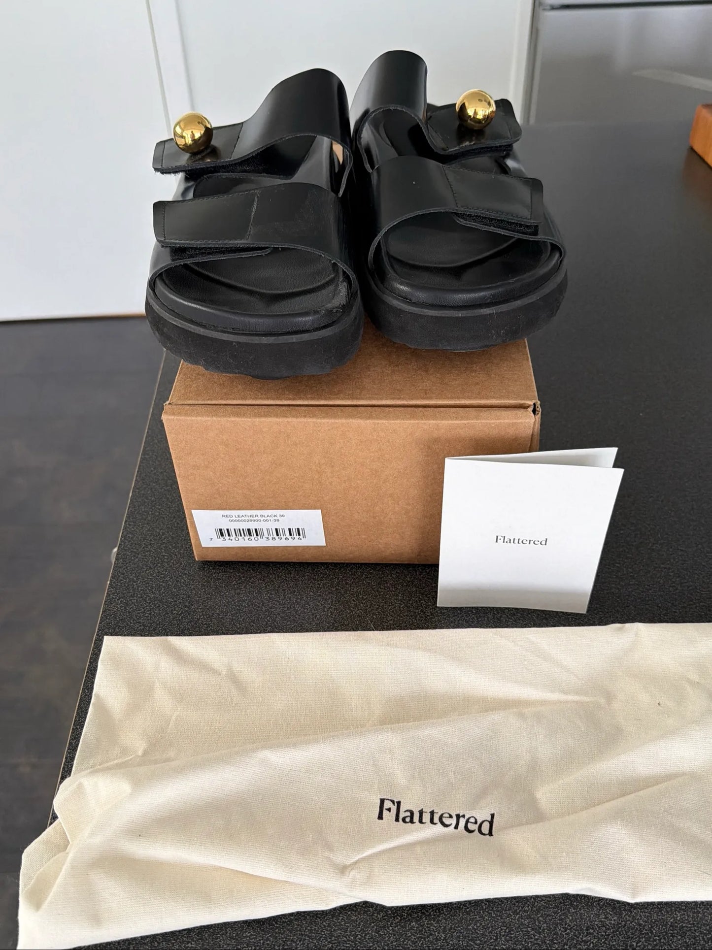 Flattered Red Leather Black-skinnsandaler