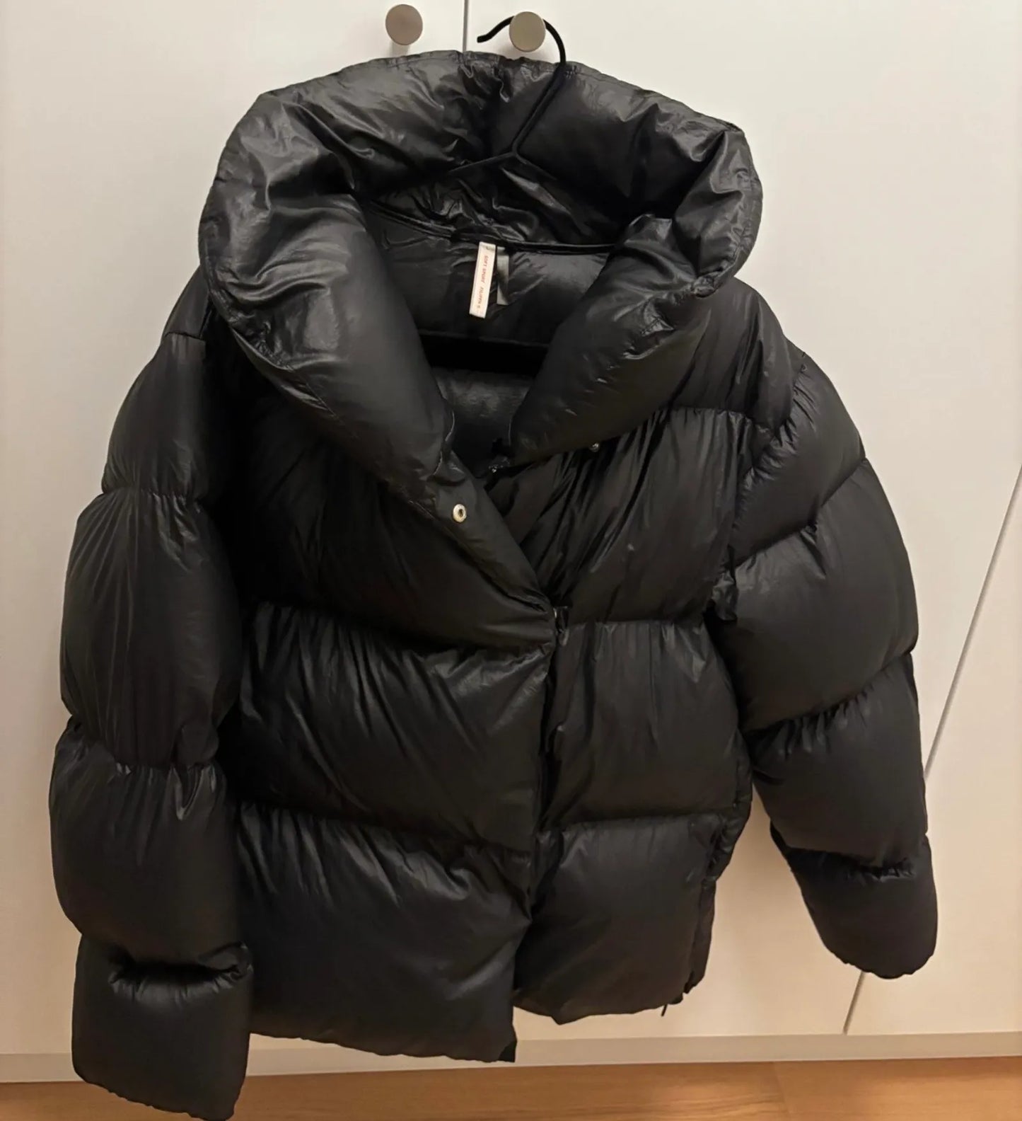 Filippa K Soft Sport Svart-dunjacka