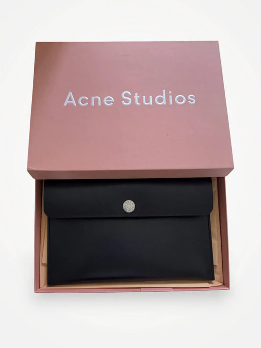 Acne Studios-skinnkuvertväska NWOT