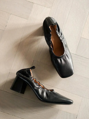 Flattered Ellie Black Leather-skinnklackar NWOT
