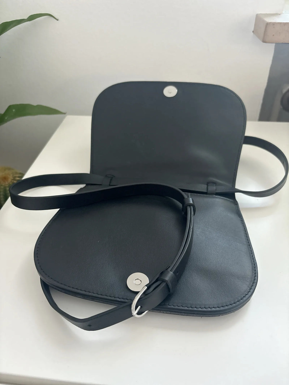 Cos-skinnaxelremsväska NWOT