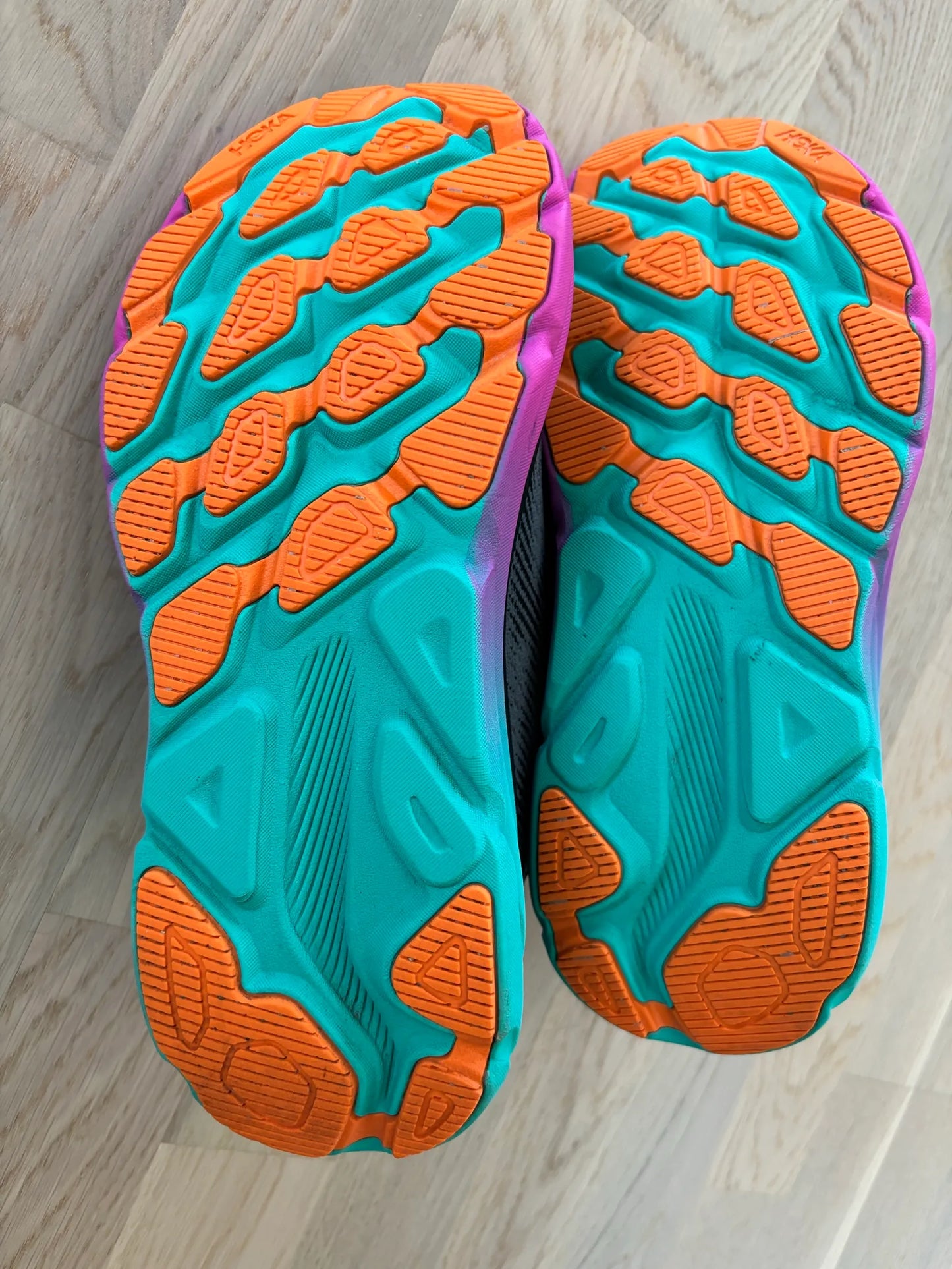 HOKA Clifton 9-skor