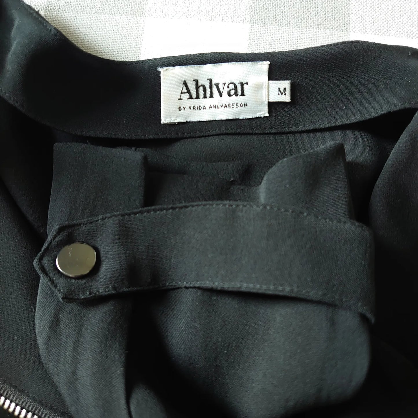 Ahlvar Gallery-sidenblus