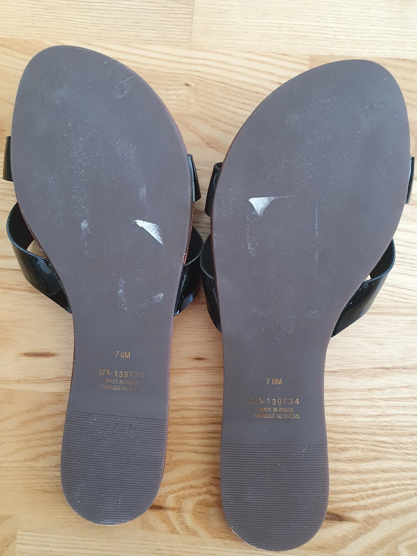 Saks Fifth Avenue-skinnsandaler NWOT