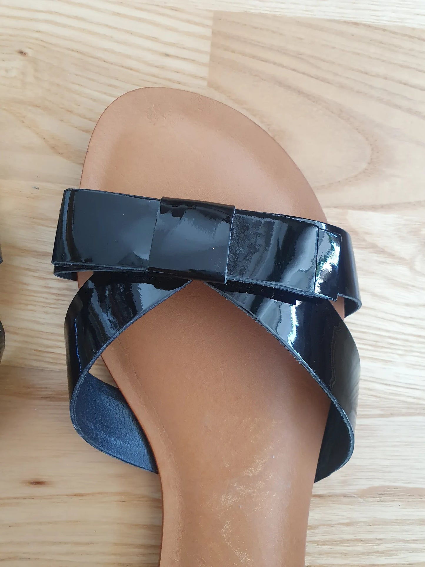 Saks Fifth Avenue-skinnsandaler NWOT