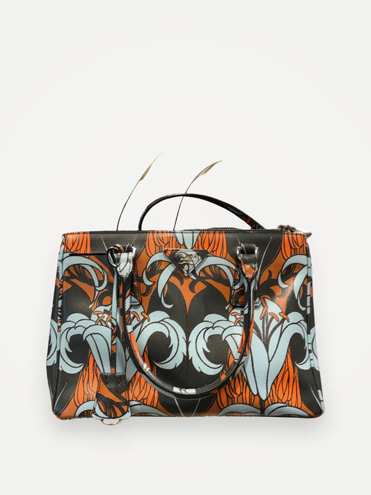 Prada-skinnaxelremsväska