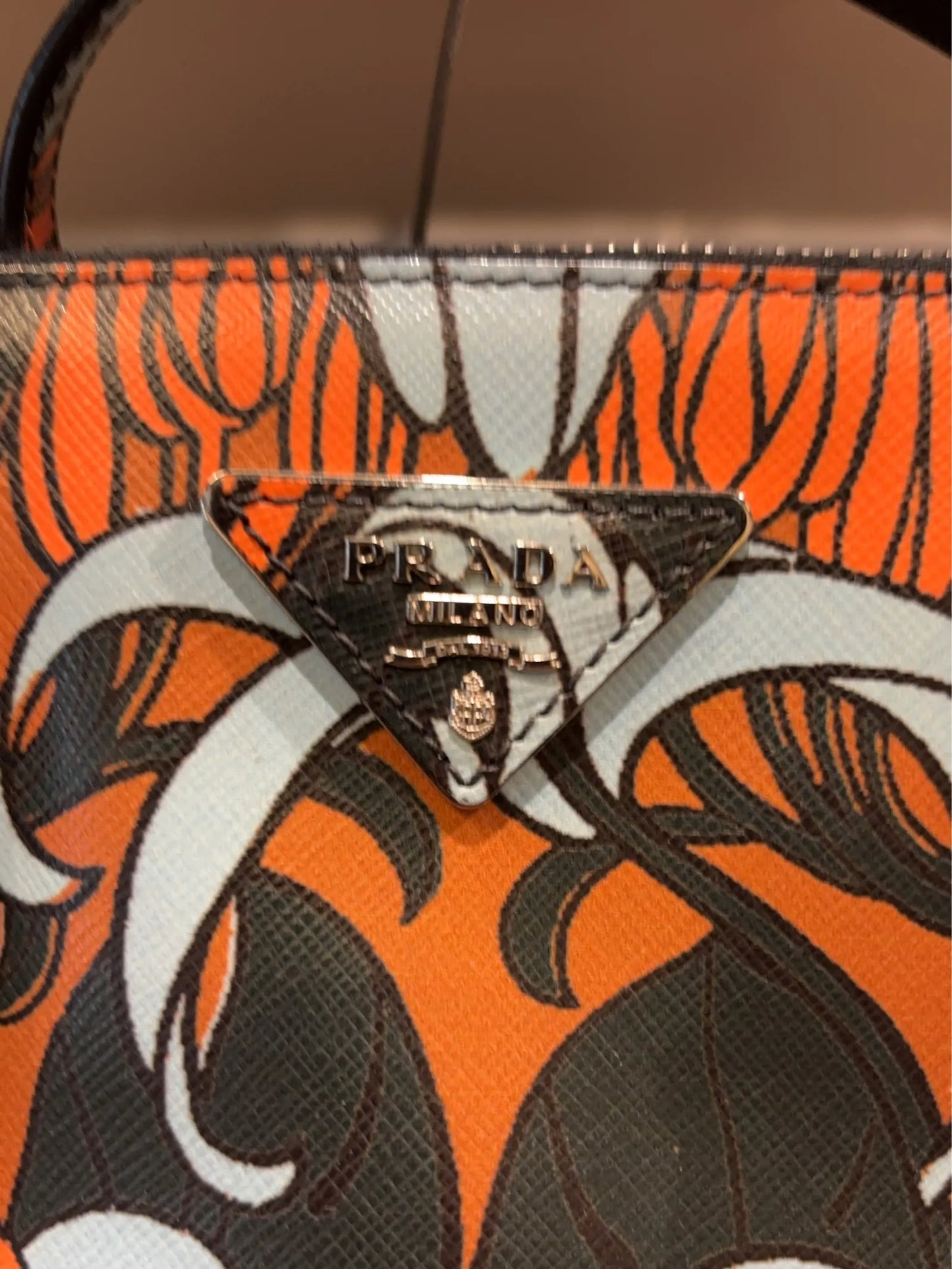 Prada-skinnaxelremsväska