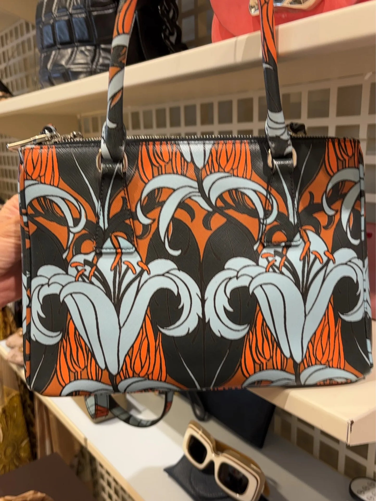 Prada-skinnaxelremsväska