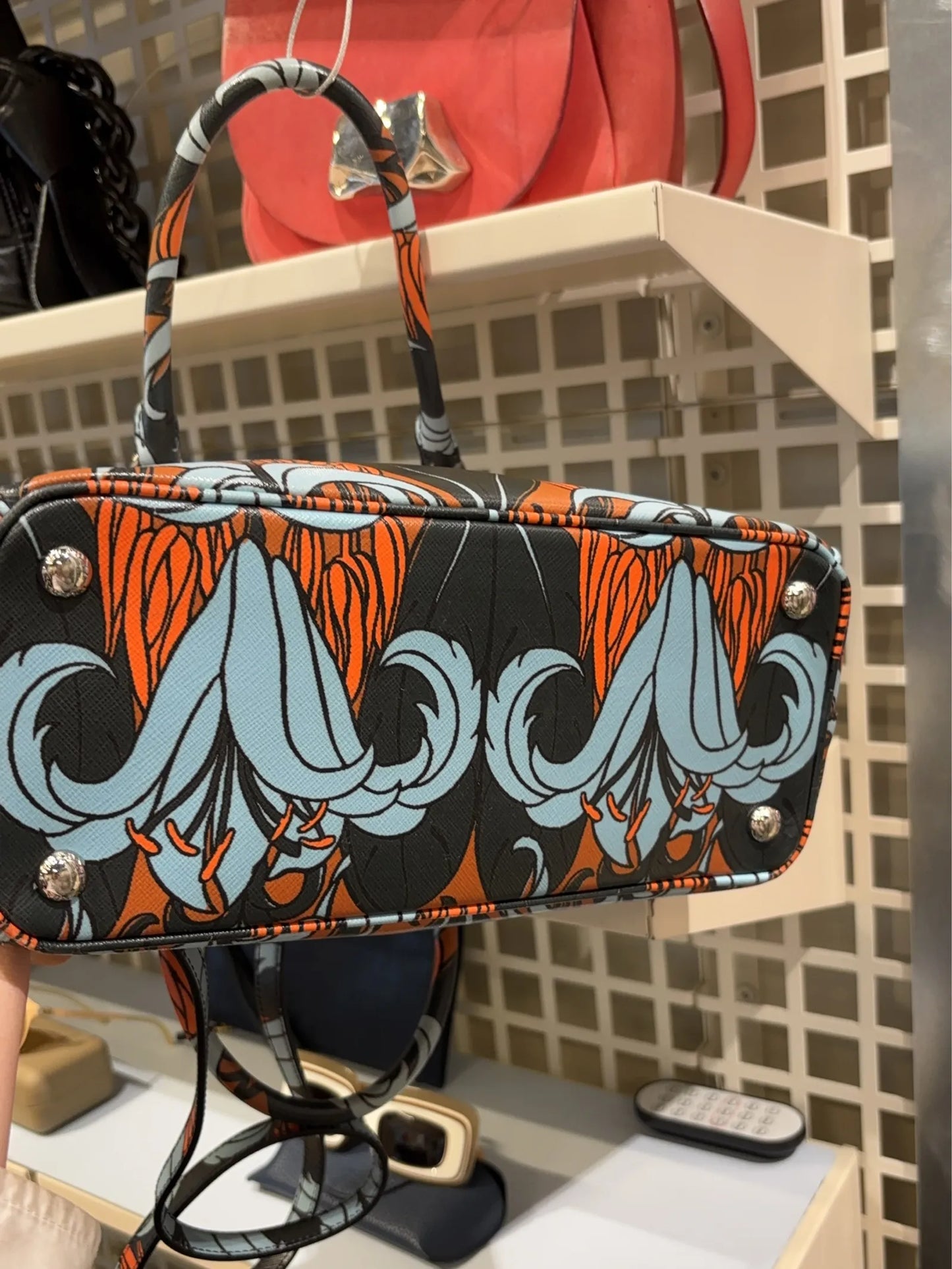 Prada-skinnaxelremsväska