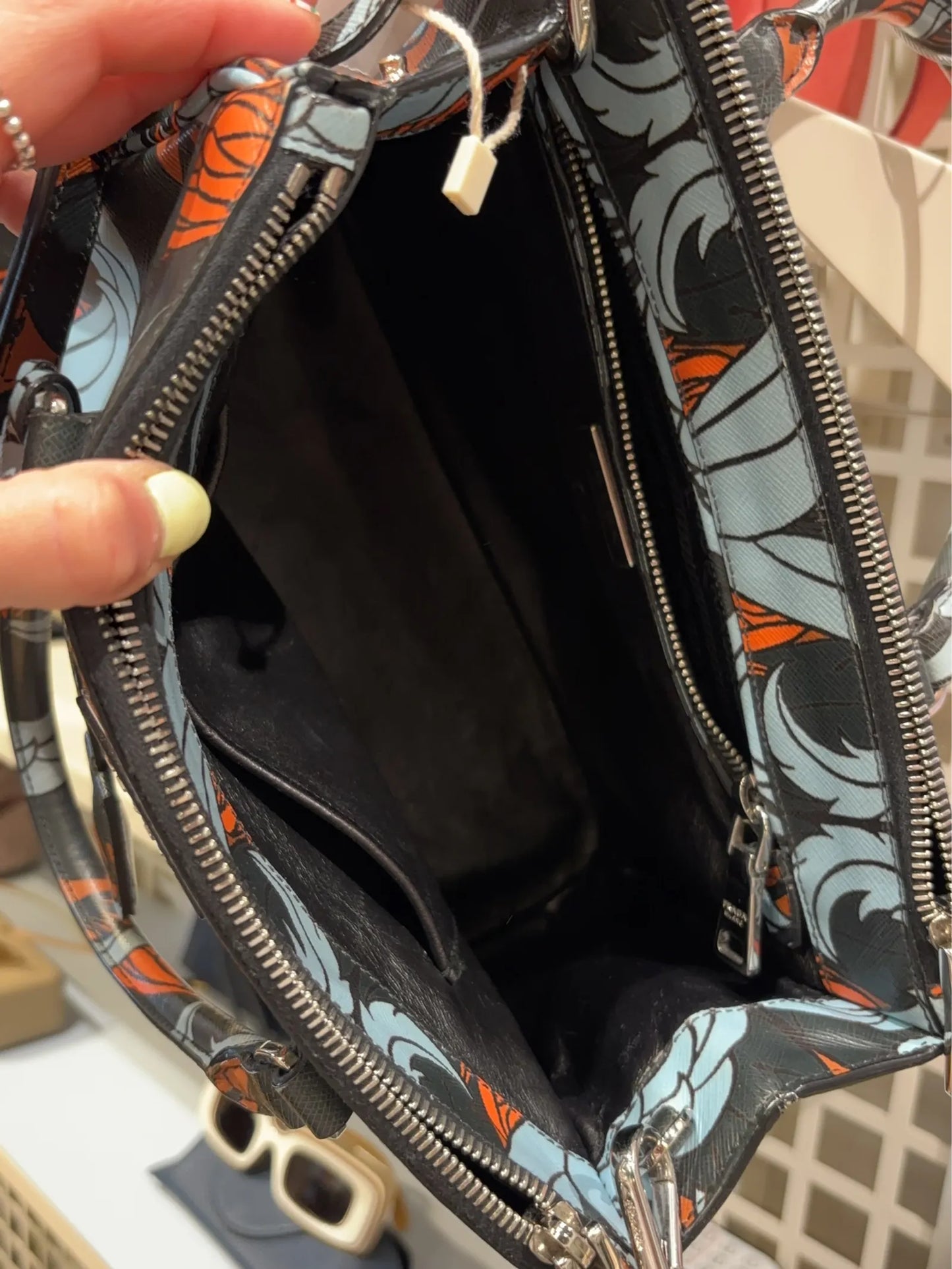 Prada-skinnaxelremsväska