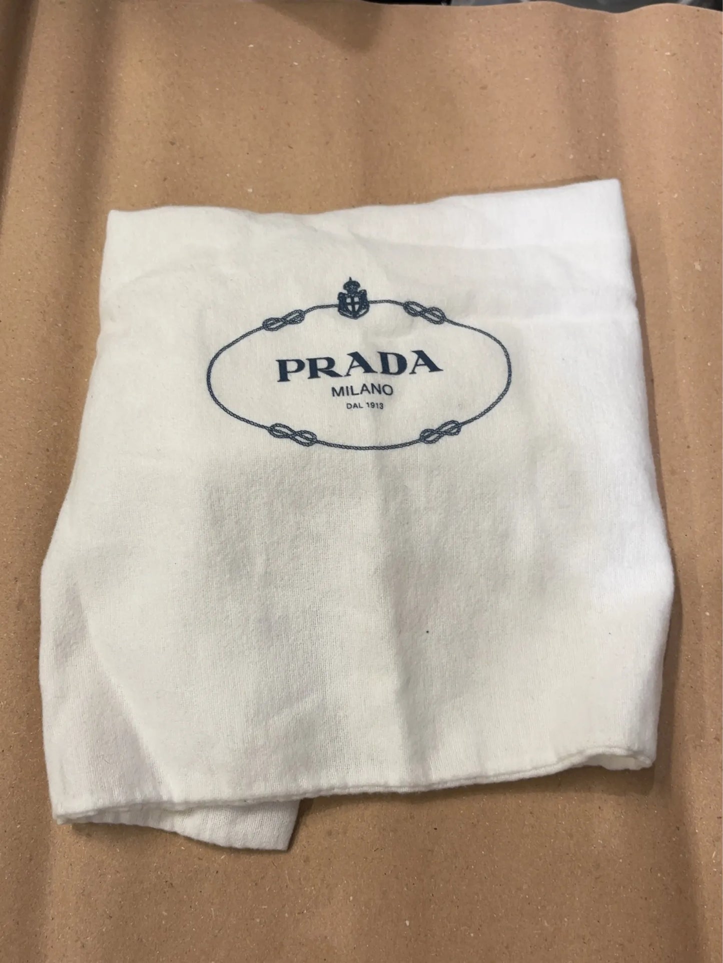 Prada-skinnaxelremsväska