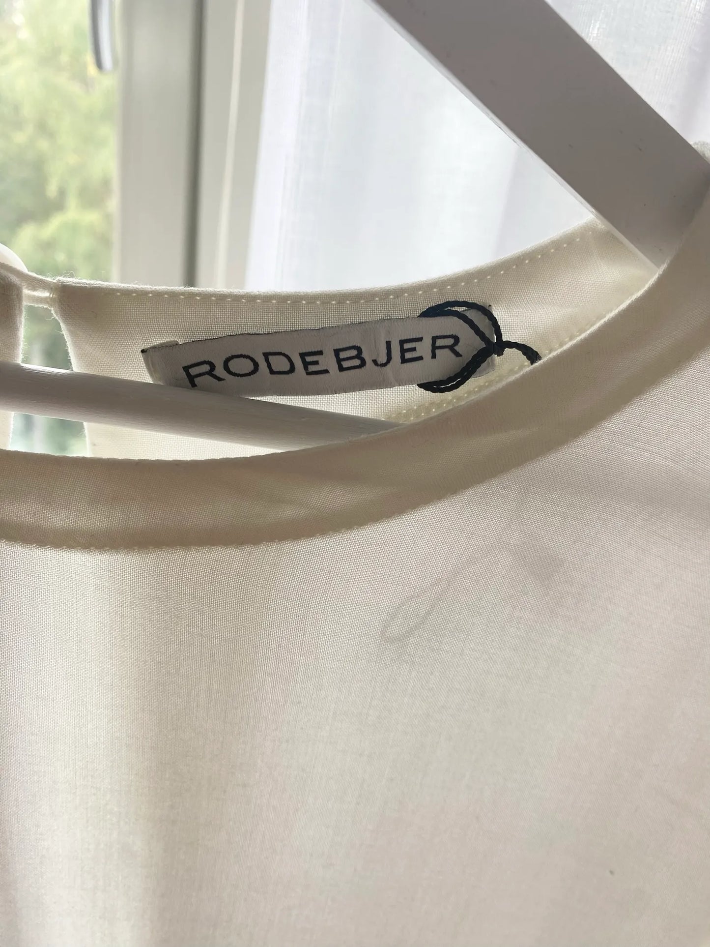 Rodebjer Dice Vit Med Öppen Rygg-blus