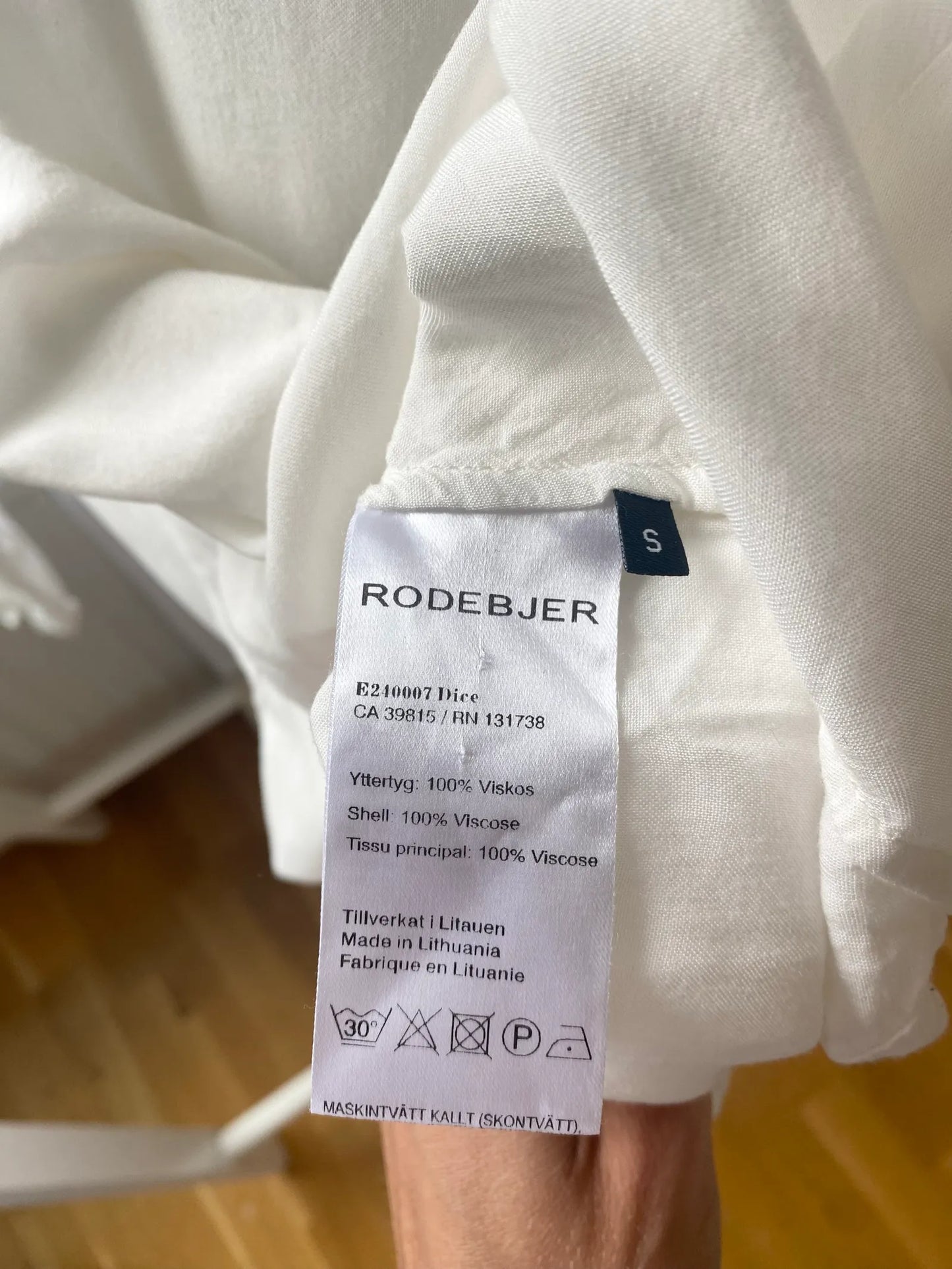 Rodebjer Dice Vit Med Öppen Rygg-blus