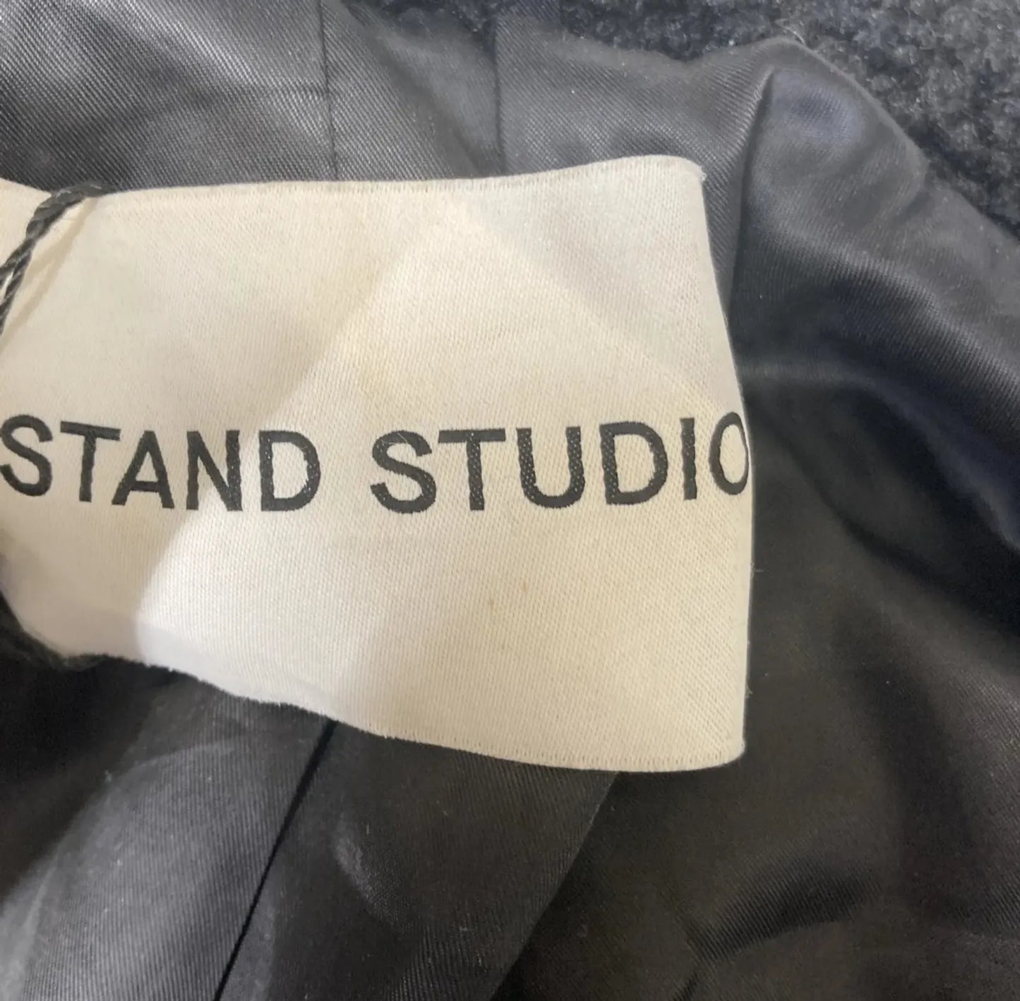Stand Studio Lou-jacka