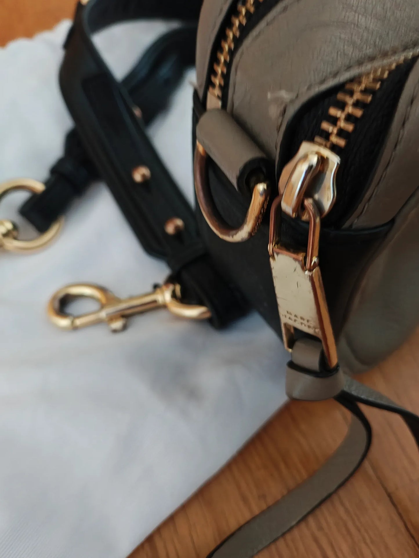 Marc Jacobs-skinnaxelremsväska
