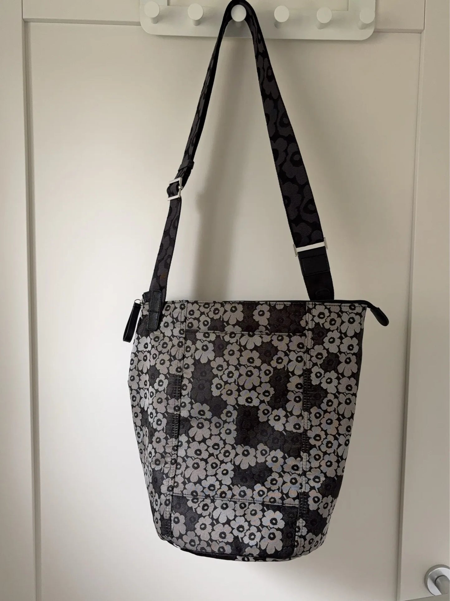 Marimekko All Day Bucket-axelremsväska NWOT