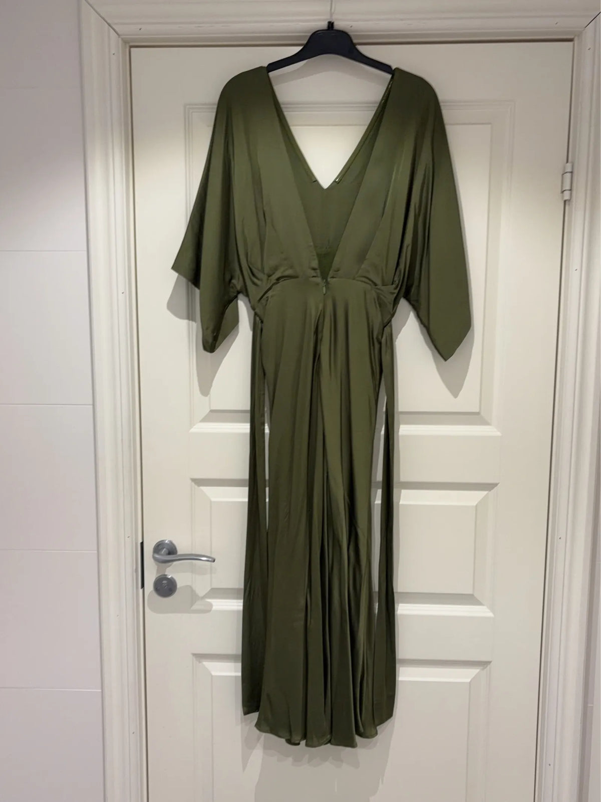 By Malina Juno V-ringad Dress