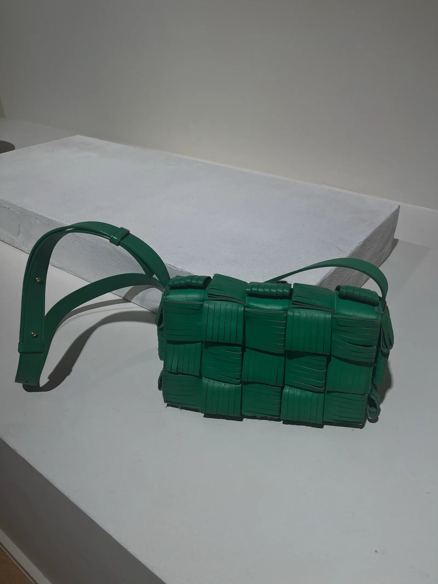Bottega Veneta-skinnaxelremsväska