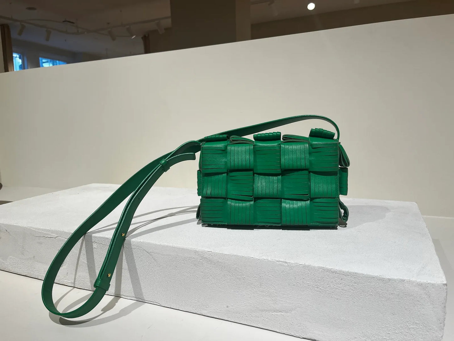 Bottega Veneta-skinnaxelremsväska