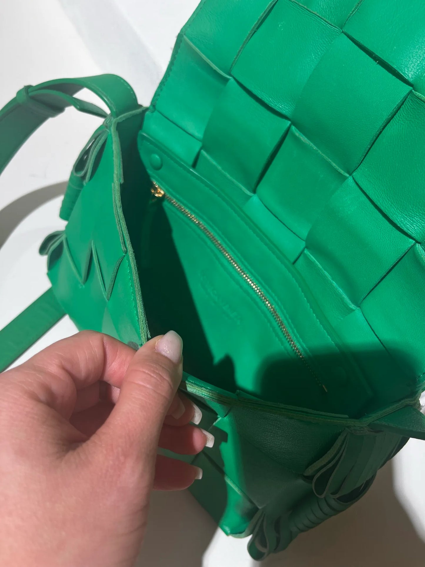 Bottega Veneta-skinnaxelremsväska