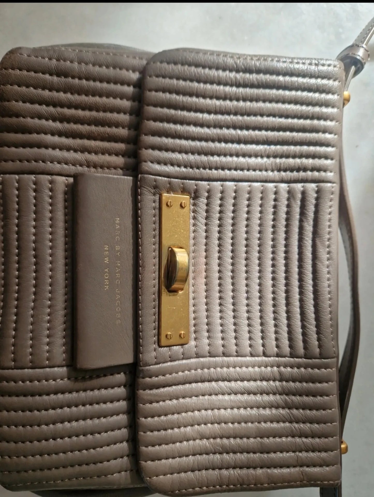Marc Jacobs-skinnaxelremsväska