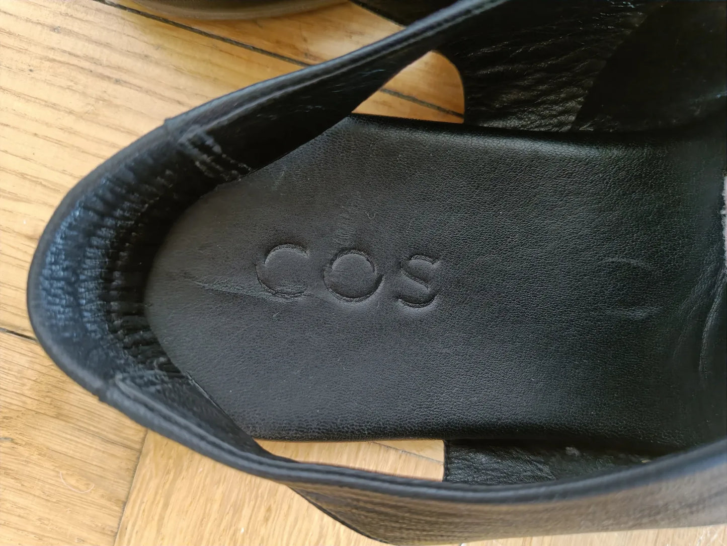 Cos-skinnsandaler