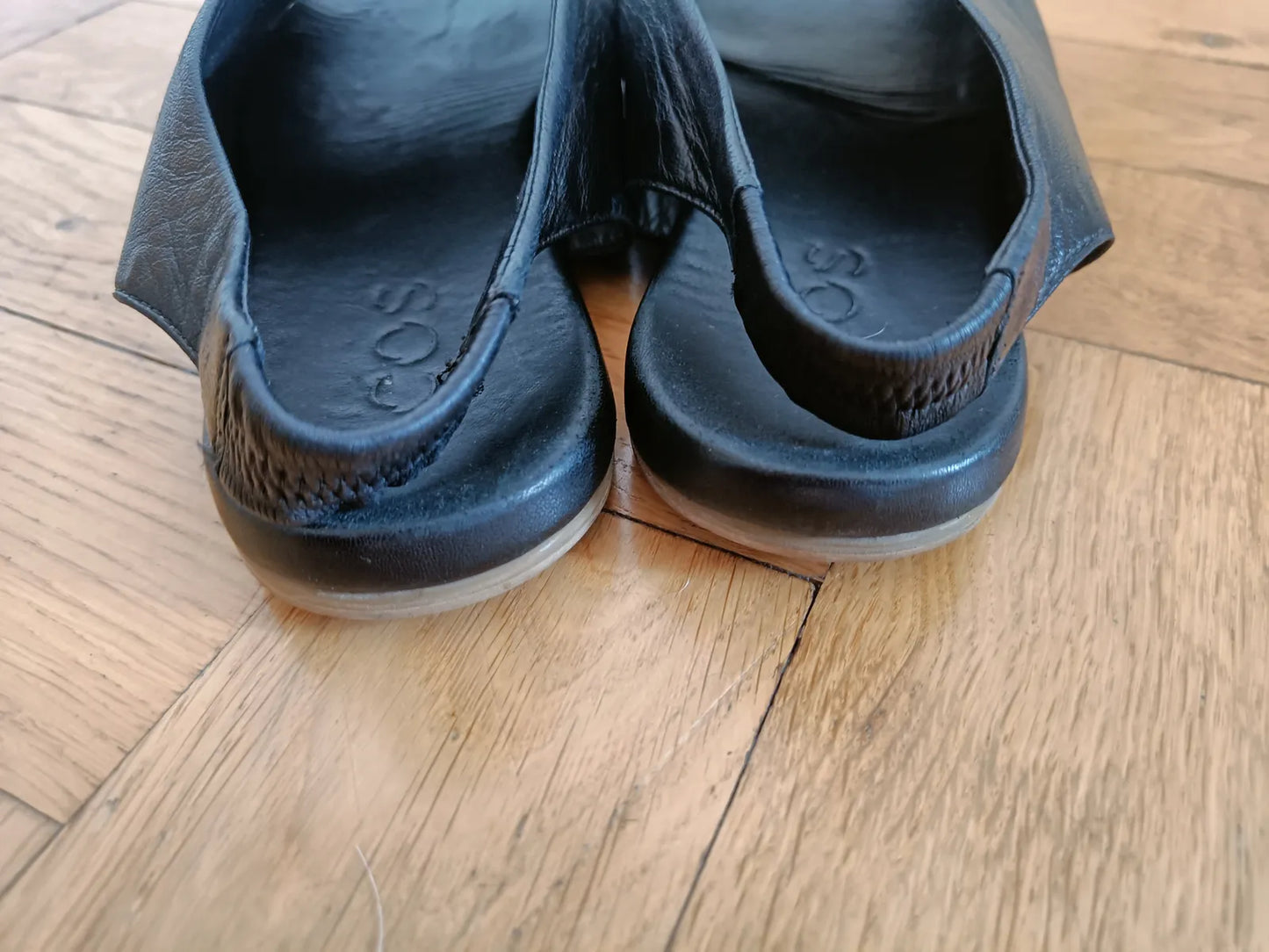 Cos-skinnsandaler