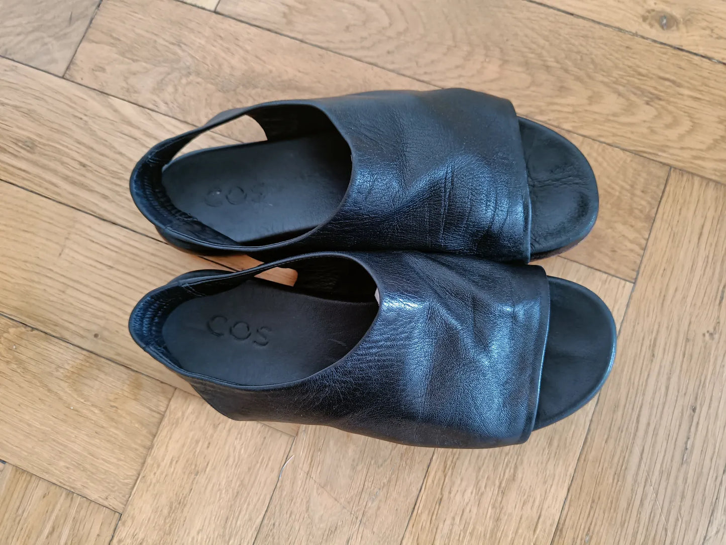Cos-skinnsandaler