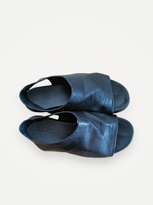 Cos-skinnsandaler
