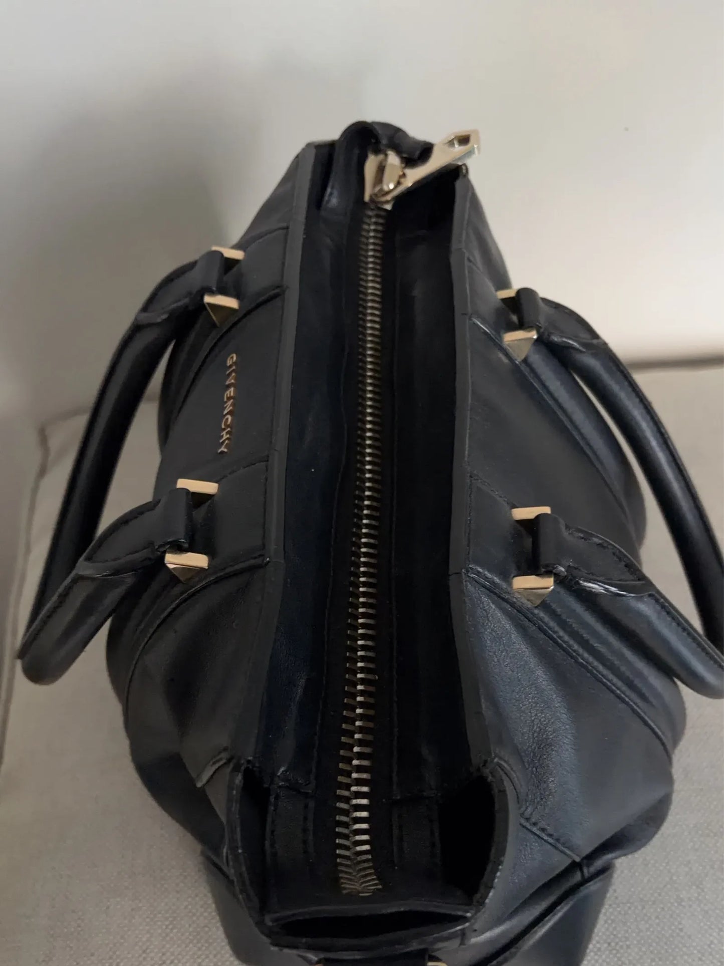 Givenchy-skinnaxelremsväska