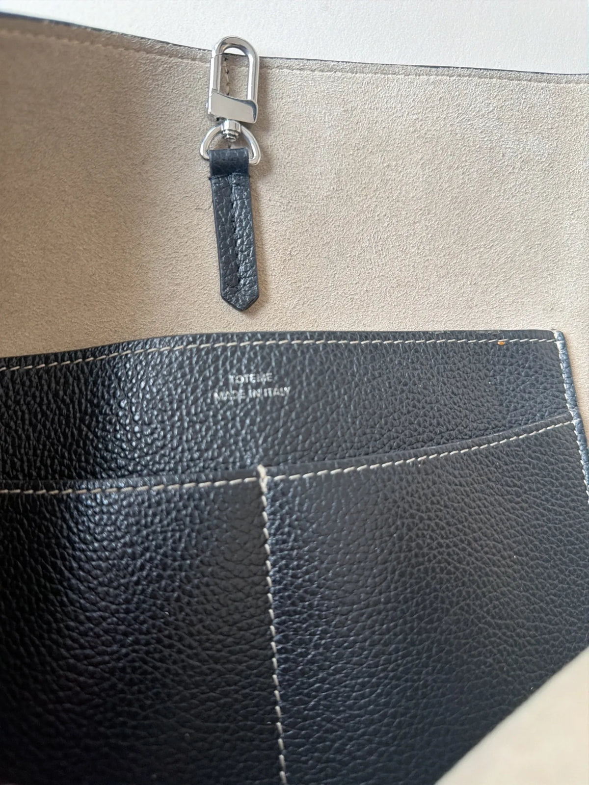 Toteme Grained Leather Tote-skinnaxelremsväska
