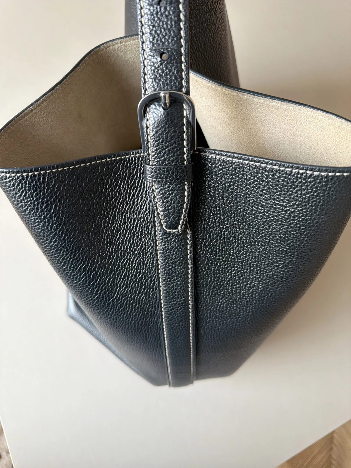 Toteme Grained Leather Tote-skinnaxelremsväska
