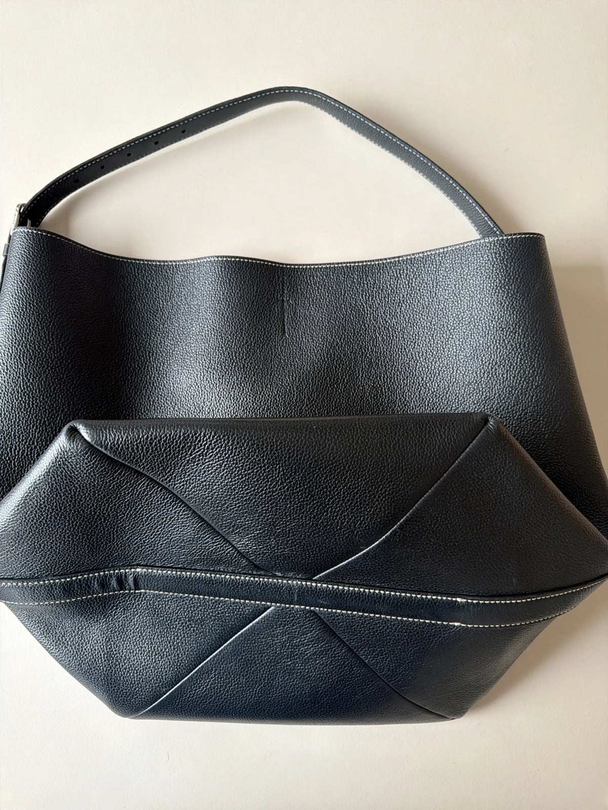 Toteme Grained Leather Tote-skinnaxelremsväska