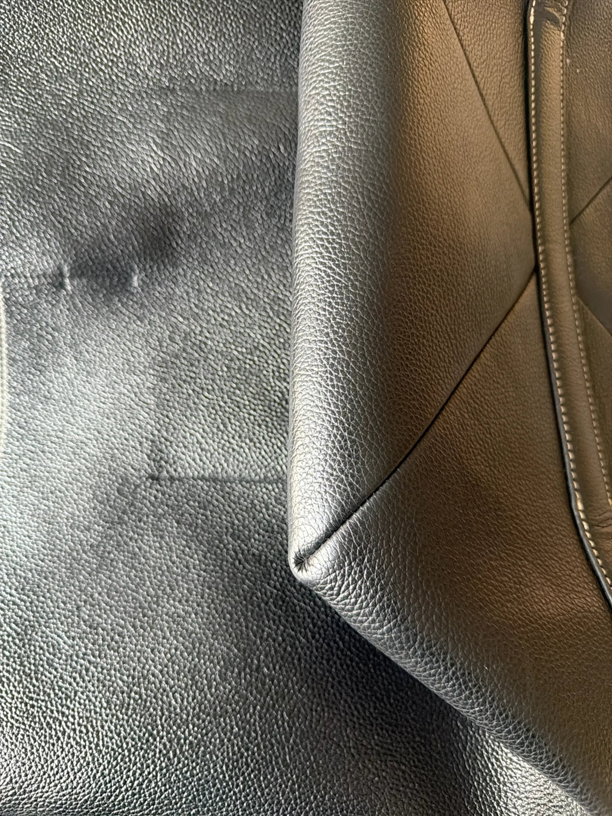 Toteme Grained Leather Tote-skinnaxelremsväska