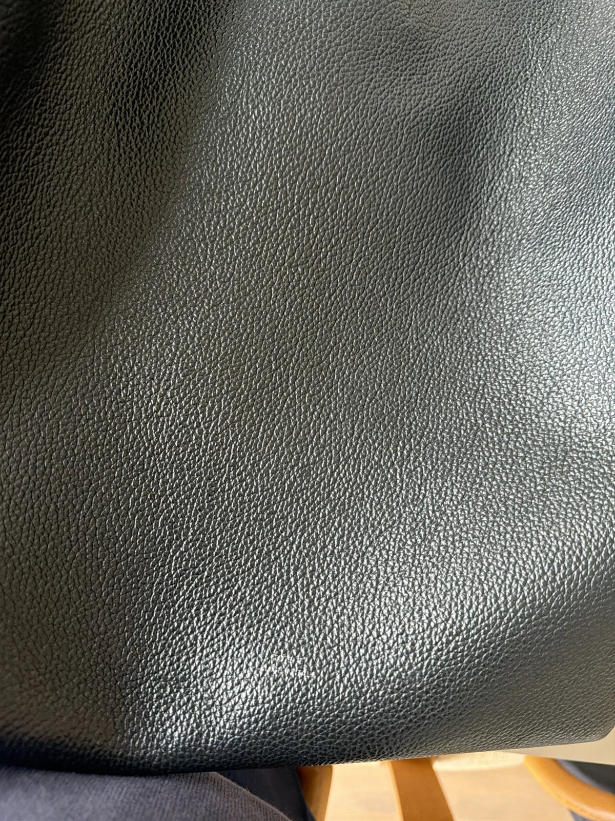 Toteme Grained Leather Tote-skinnaxelremsväska
