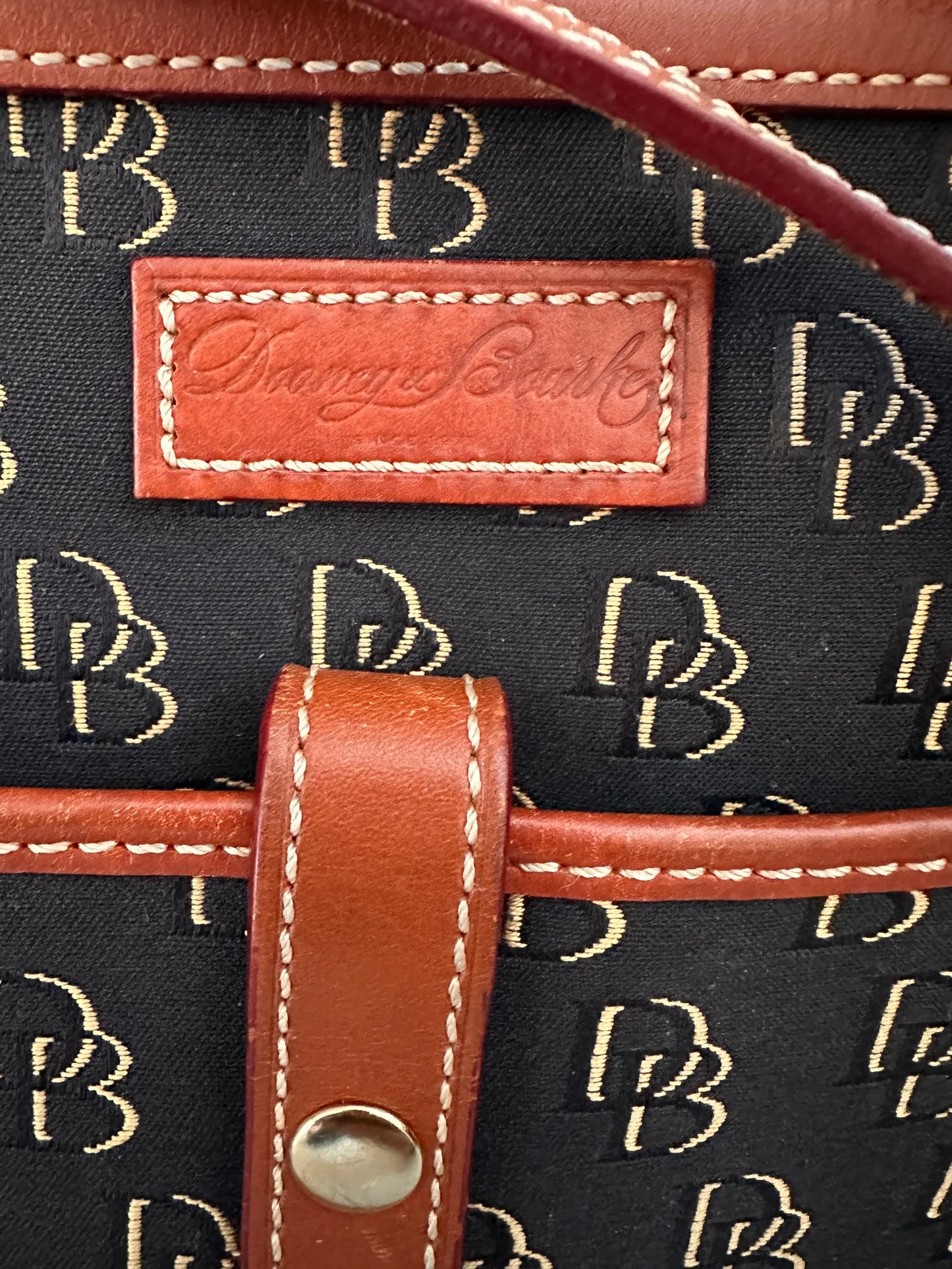 Dooney And Bourke-skinnaxelremsväska