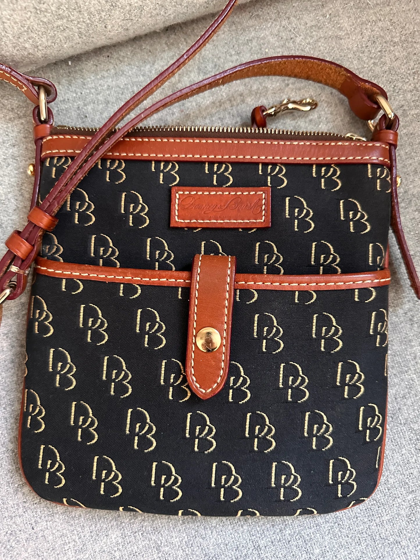 Dooney And Bourke-skinnaxelremsväska