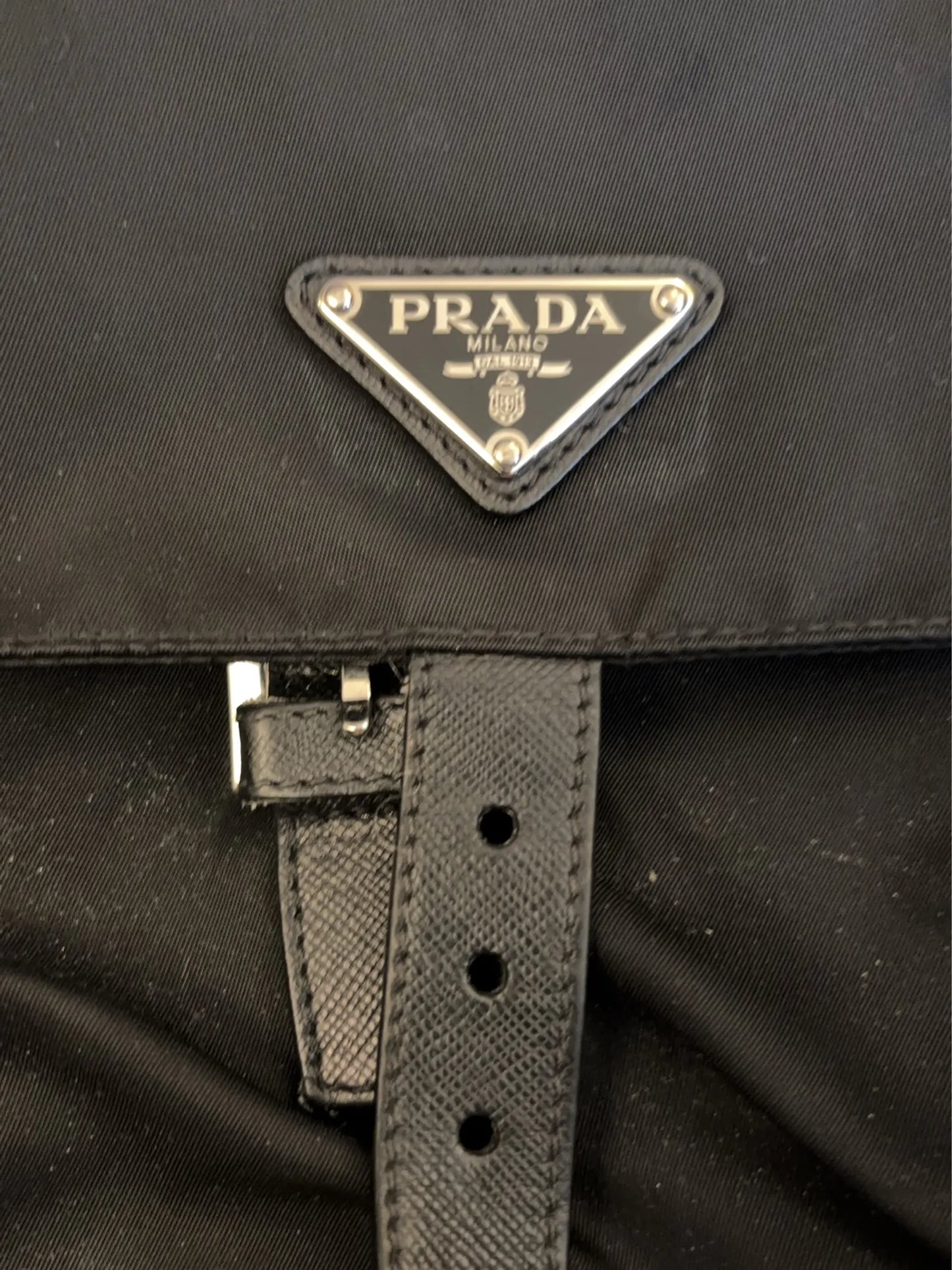 Prada-axelremsväska