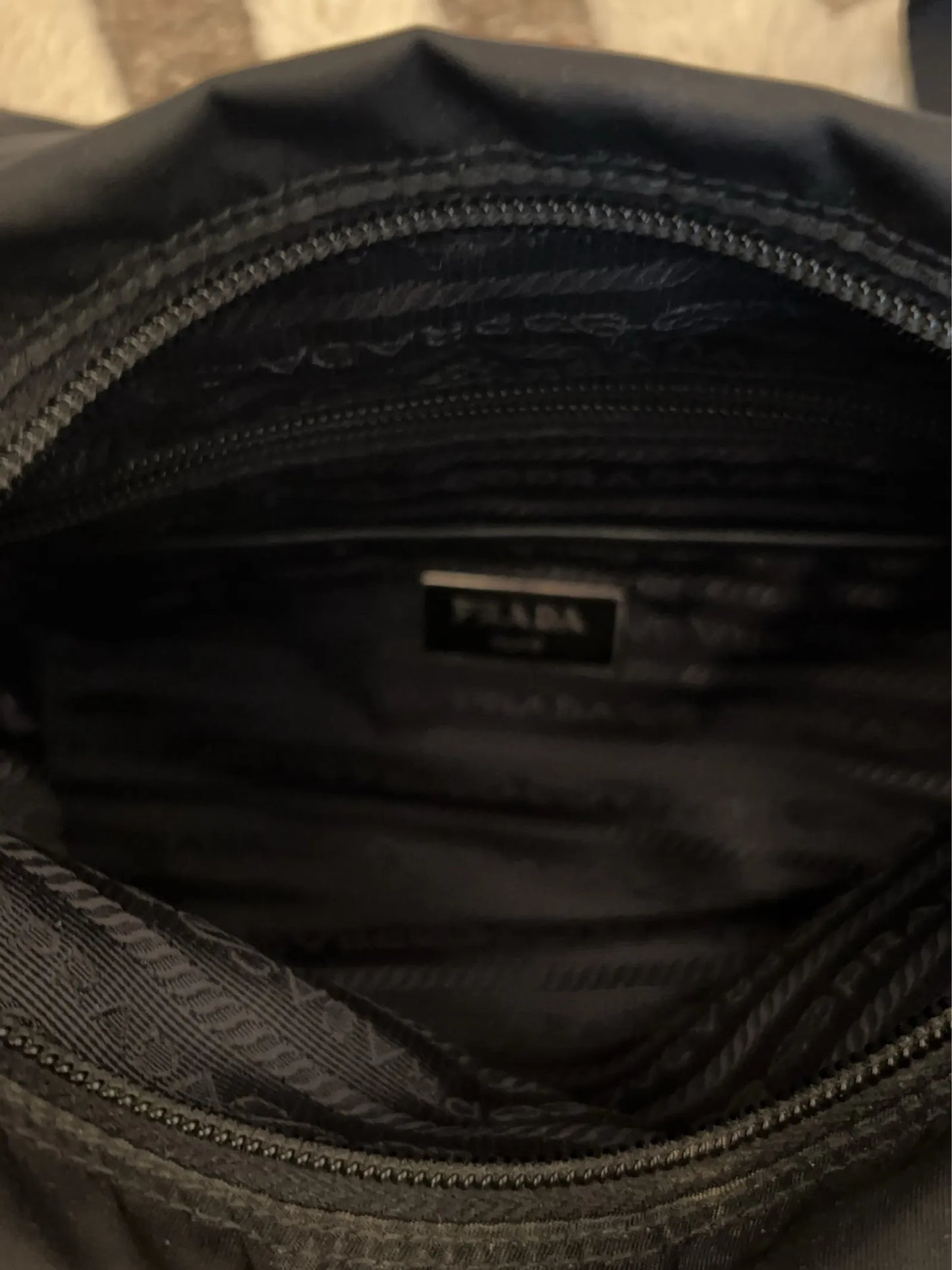 Prada-axelremsväska