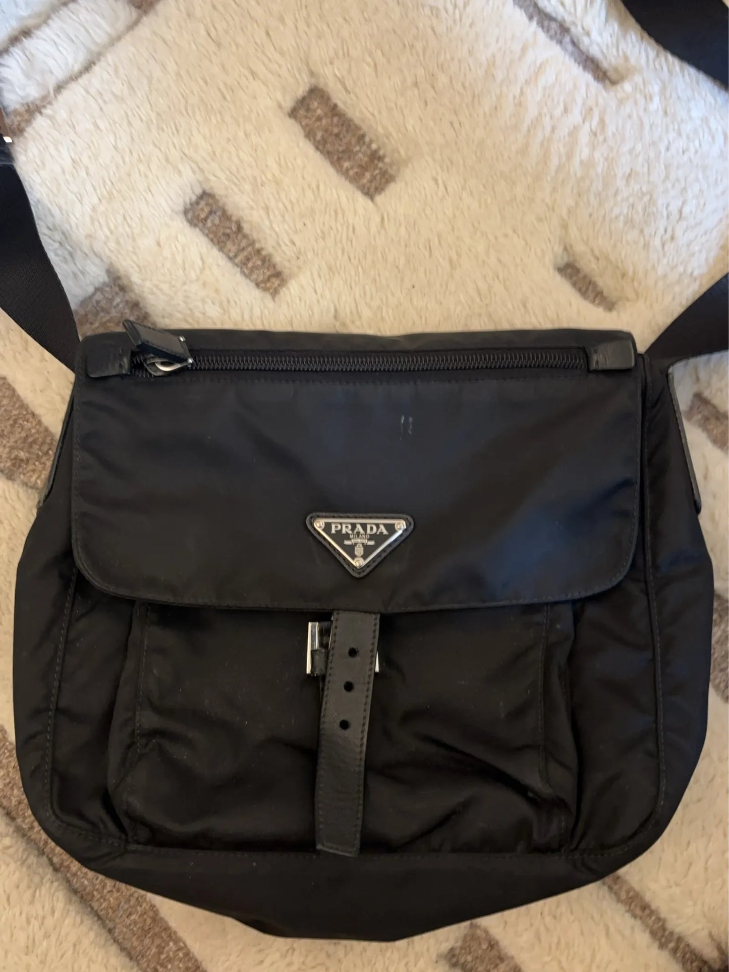 Prada-axelremsväska