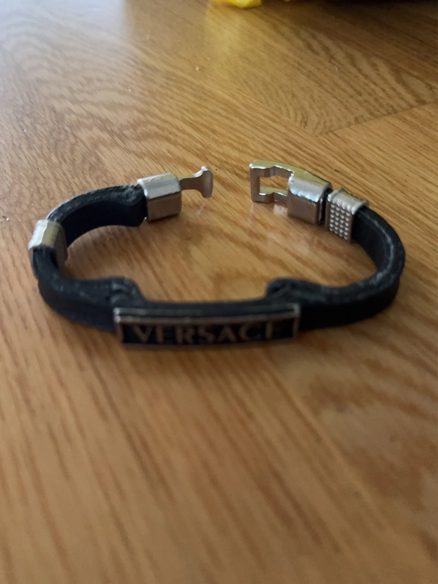 Versace-skinnarmband